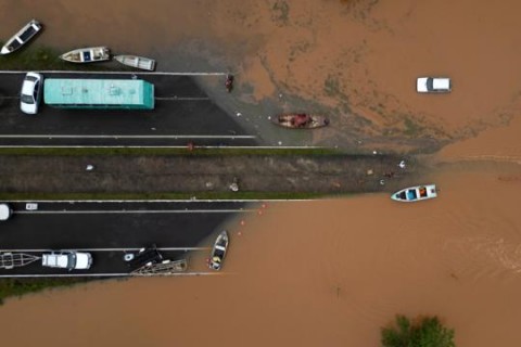 Governo federal anuncia pagamento de R$ 5,1 mil para as famílias vítimas da enchente no RS