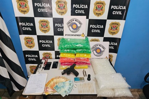 Operação resulta em 2 prisões em flagrante e apreensões de drogas e armas.