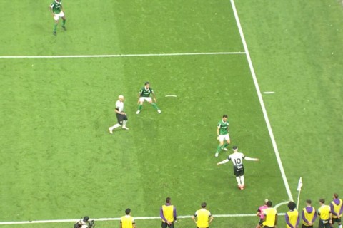 CBF promete punição para jogador que subir na bola