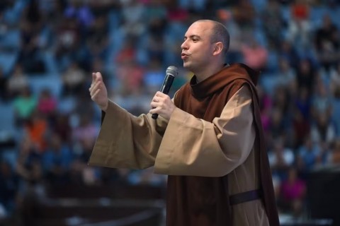 Frei Gilson, líder católico que atrai milhões de fiéis em quaresma digital
