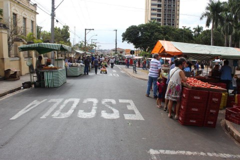 Feira livre na praça em frente à Prefeitura.